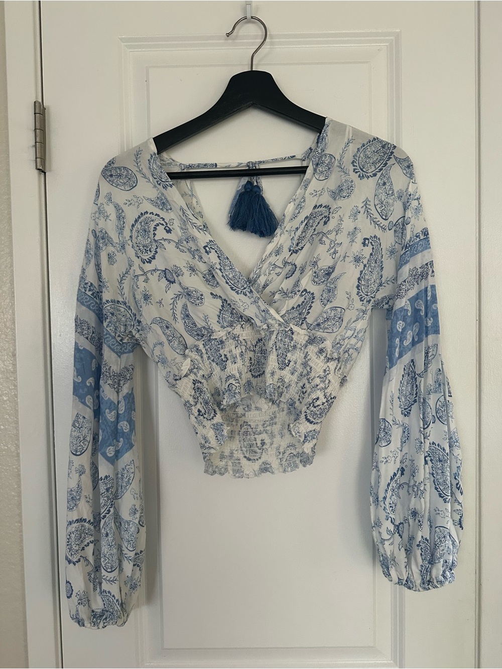 Surf Gypsy Women's Blue and White Paisley Balloon Sleeves Wrap Blouse Open Back
